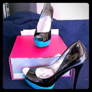 Vogue by Shoe Dazzle peep toe platforms